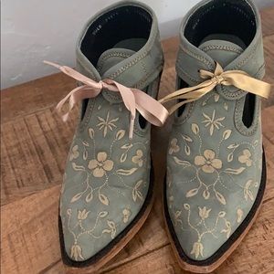 Ankle embroidered boot. Leather